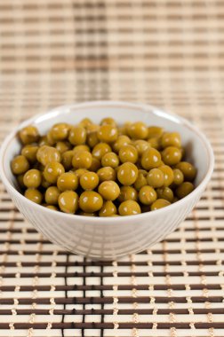 Yeşil bezelye salatası kase konserve