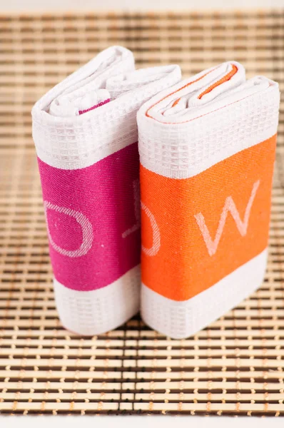 Due asciugamani da cucina con le lettere — Foto Stock