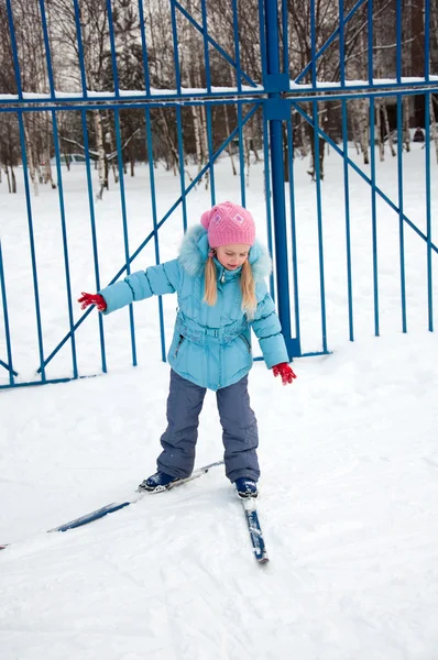 Flickan först lära sig att åka skidor — Stockfoto