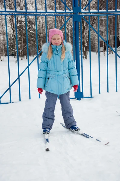 Девушка впервые научилась кататься на лыжах — стоковое фото