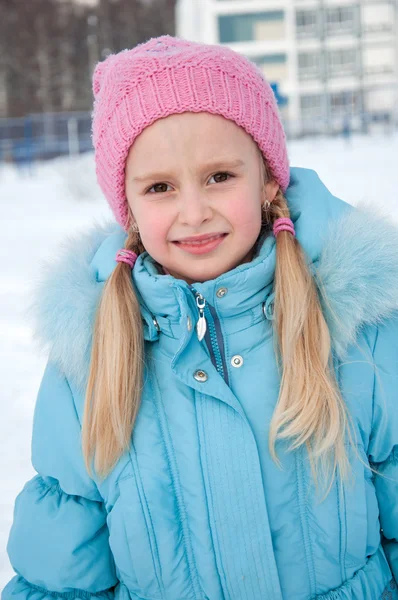 Retrato de una niña de siete años en ropa de invierno — Foto de Stock