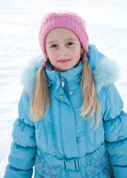 Ritratto di una bambina di sette anni in abiti invernali — Foto Stock
