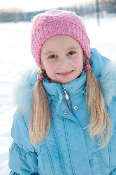 7 岁女孩在冬天的衣服的肖像 — 图库照片
