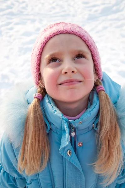 Porträtt av en sju-år-tjej i vinterkläder — Stockfoto