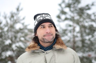 winter park içinde bir adam portresi