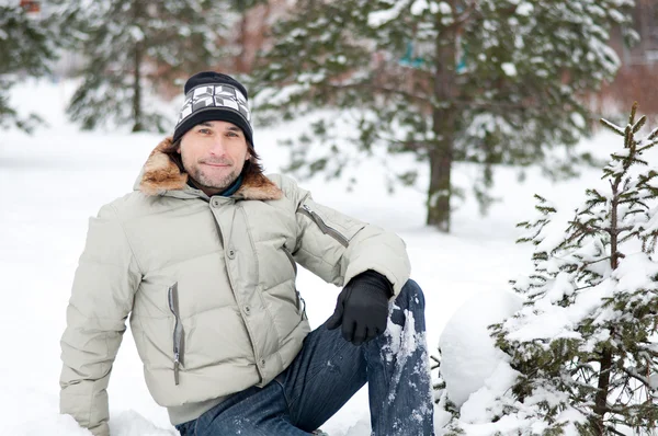 Portret van een man in winter park — Stockfoto