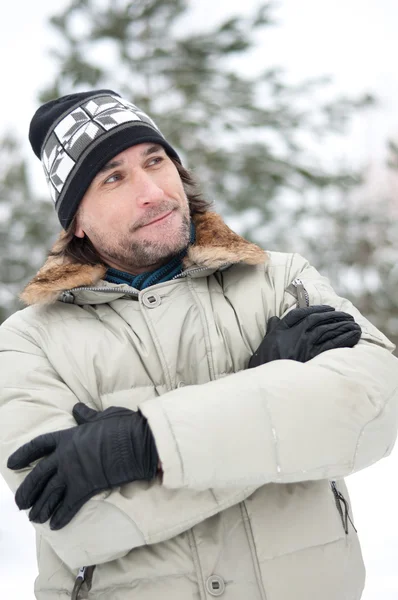 Porträtt av en man i Vinterparken — Stockfoto