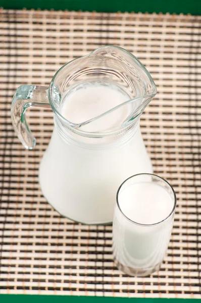 Dzbanek mleka i szkła — Zdjęcie stockowe