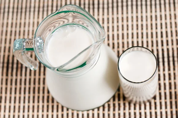 Dzbanek mleka i szkła — Zdjęcie stockowe