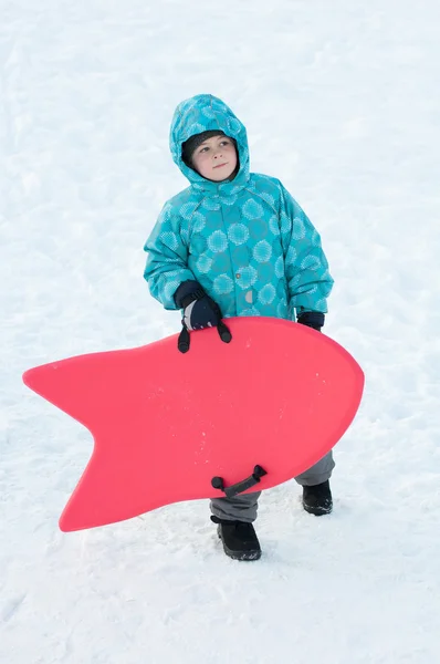 有红色雪橇冬季的男孩 — 图库照片