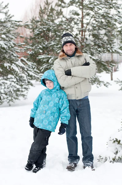 Vader en zoon wandelen in een winter park — Stockfoto