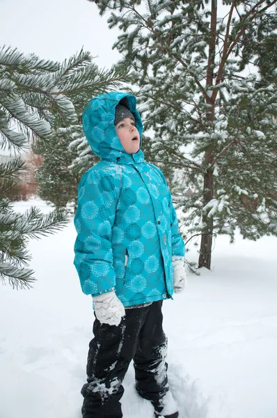 Le garçon dans le parc d'hiver enneigé — Photo