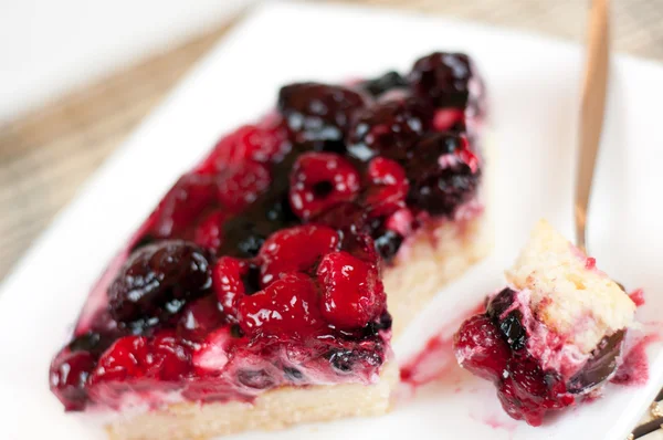 Вкусный домашний торт из свежих ягод — стоковое фото
