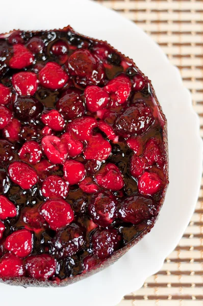 Вкусный домашний торт из свежих ягод — стоковое фото