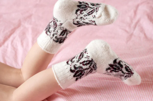 ウールの靴下で子供の足 — ストック写真
