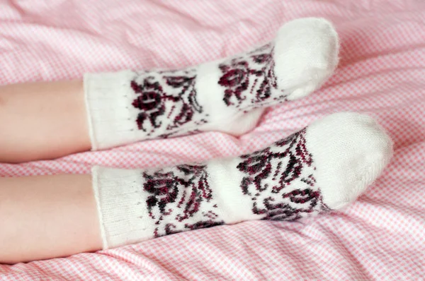 Pés de criança em meias de lã — Fotografia de Stock