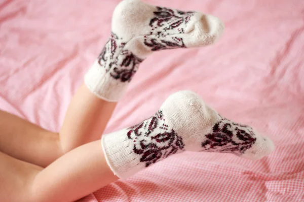 Children's voeten in wollen sokken — Stockfoto
