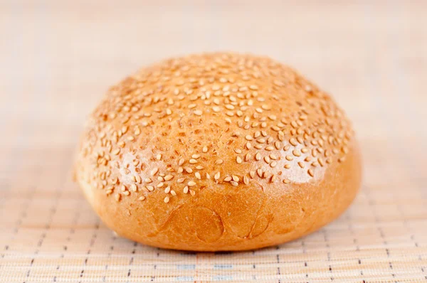 Pão apetitoso com sementes de sésamo — Fotografia de Stock