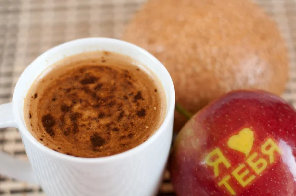 Coffee and apple with the inscription "I love you" in Russian — Stock Photo, Image