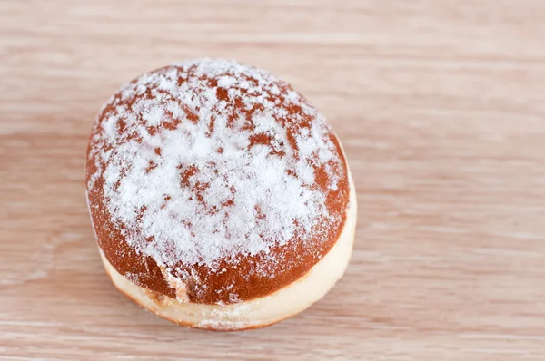 Пончик посипаний цукровою пудрою — стокове фото