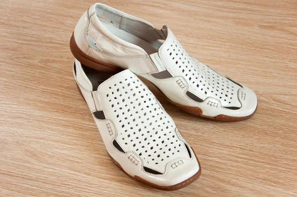 Krásné a stylové bílé boty pro muže — Stock fotografie