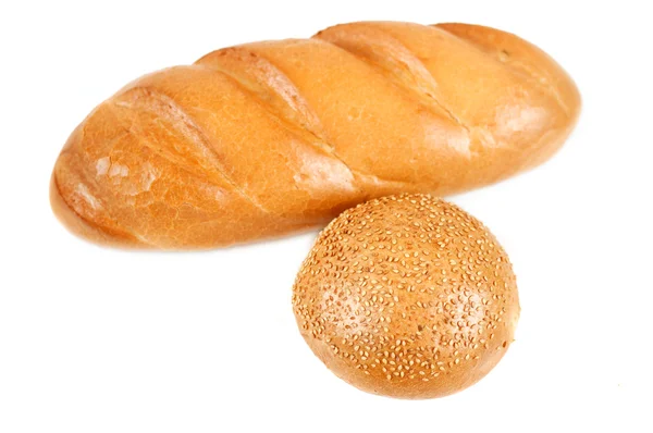 Нарізаний хліб і булочка з насінням кунжуту — стокове фото