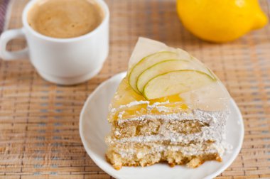 ananas ve elma ile meyve pasta