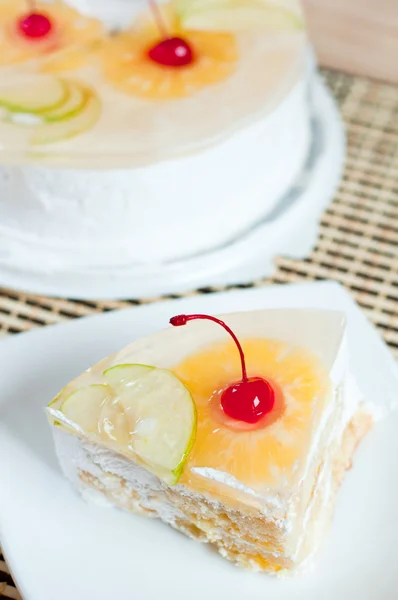 Фруктовый пирог с вишней, ананасом и яблоком . — стоковое фото