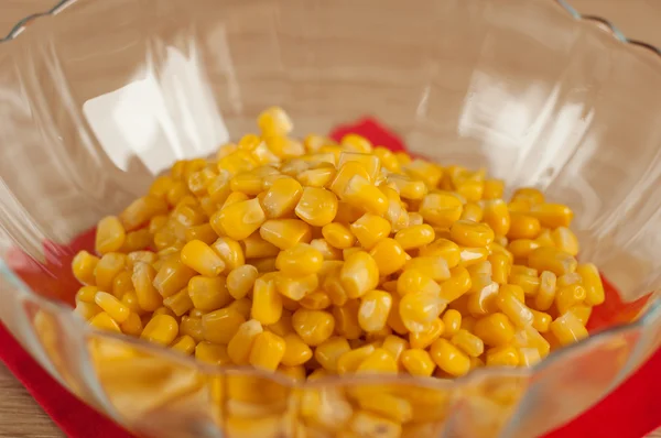 Konserverad majs i salladsskål — Stockfoto