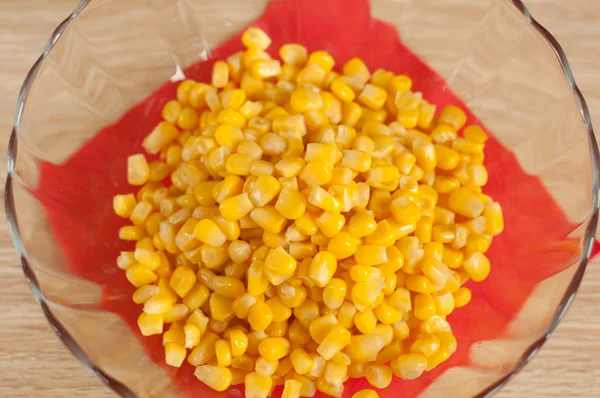 Konserverad majs i salladsskål — Stockfoto