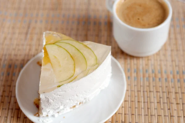 Фруктовый пирог с ананасом и яблоком — стоковое фото