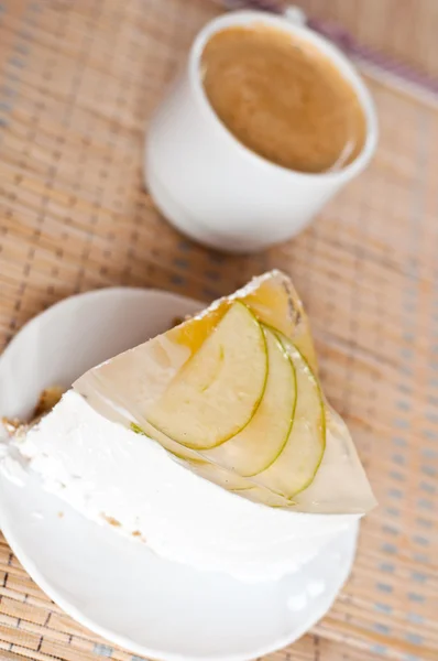 Фруктовий торт з ананасом і яблуком — стокове фото
