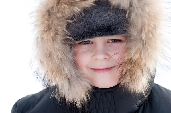 Porträtt av en pojke i en jacka med päls — Stockfoto