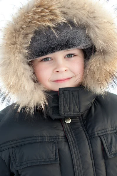 A fiú egy kabát prém portréja — Stock Fotó
