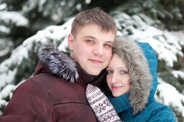 Genç kadın ve erkek kış orman — Stok fotoğraf