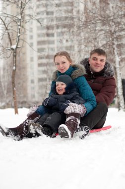 Genç aile tepelere kızaklarımız üzerinde rides.