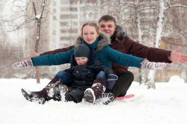 Genç aile tepelere kızaklarımız üzerinde rides.