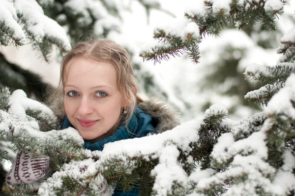 年轻女子在大雪覆盖的云杉林 — 图库照片