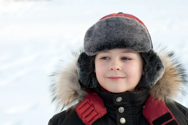 Porträt eines Jungen in einer Jacke mit Pelz — Stockfoto
