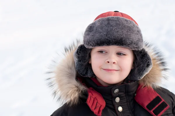 Πορτρέτο του ένα αγόρι σε ένα σακάκι με γούνα — Φωτογραφία Αρχείου