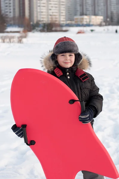 一个男孩与雪橇的肖像 — 图库照片