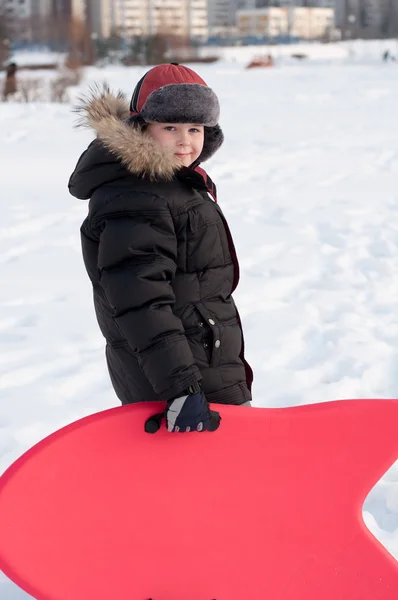 一个男孩与雪橇的肖像 — 图库照片