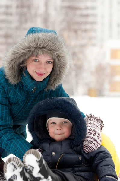 Mother and son riding a slides — Stock Photo, Image