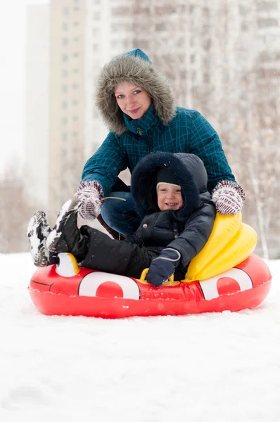 Mother and son riding a slides — Stock Photo, Image