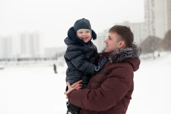 Táta a syn na procházce v zimě — Stock fotografie