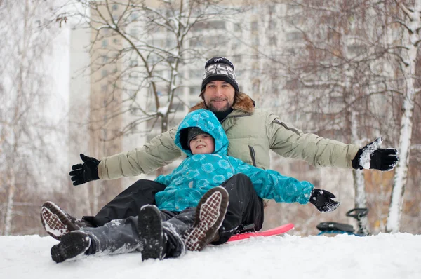 Táta a syn jedou na zamrzlém kopci — Stock fotografie
