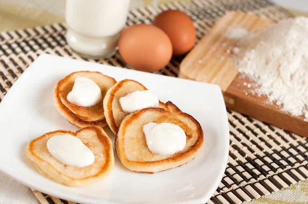 Pancake casalinghi con panna acida, farina e uova — Foto Stock