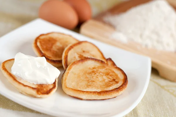 Hausgemachte Pfannkuchen mit saurer Sahne, Mehl und Eiern — Stockfoto