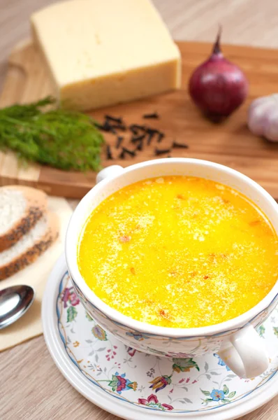 Une délicieuse soupe au fromage et à l'aneth — Photo