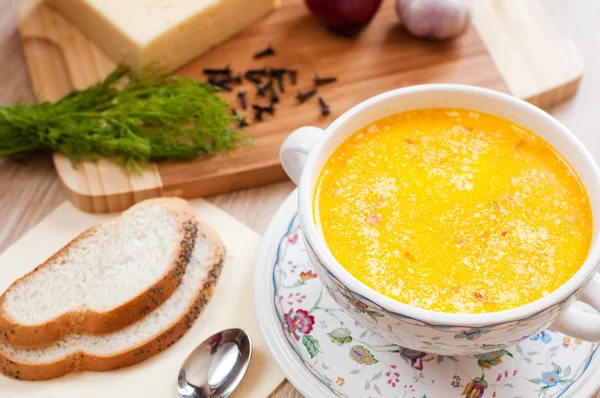 Вкусный сырный суп и укроп — стоковое фото